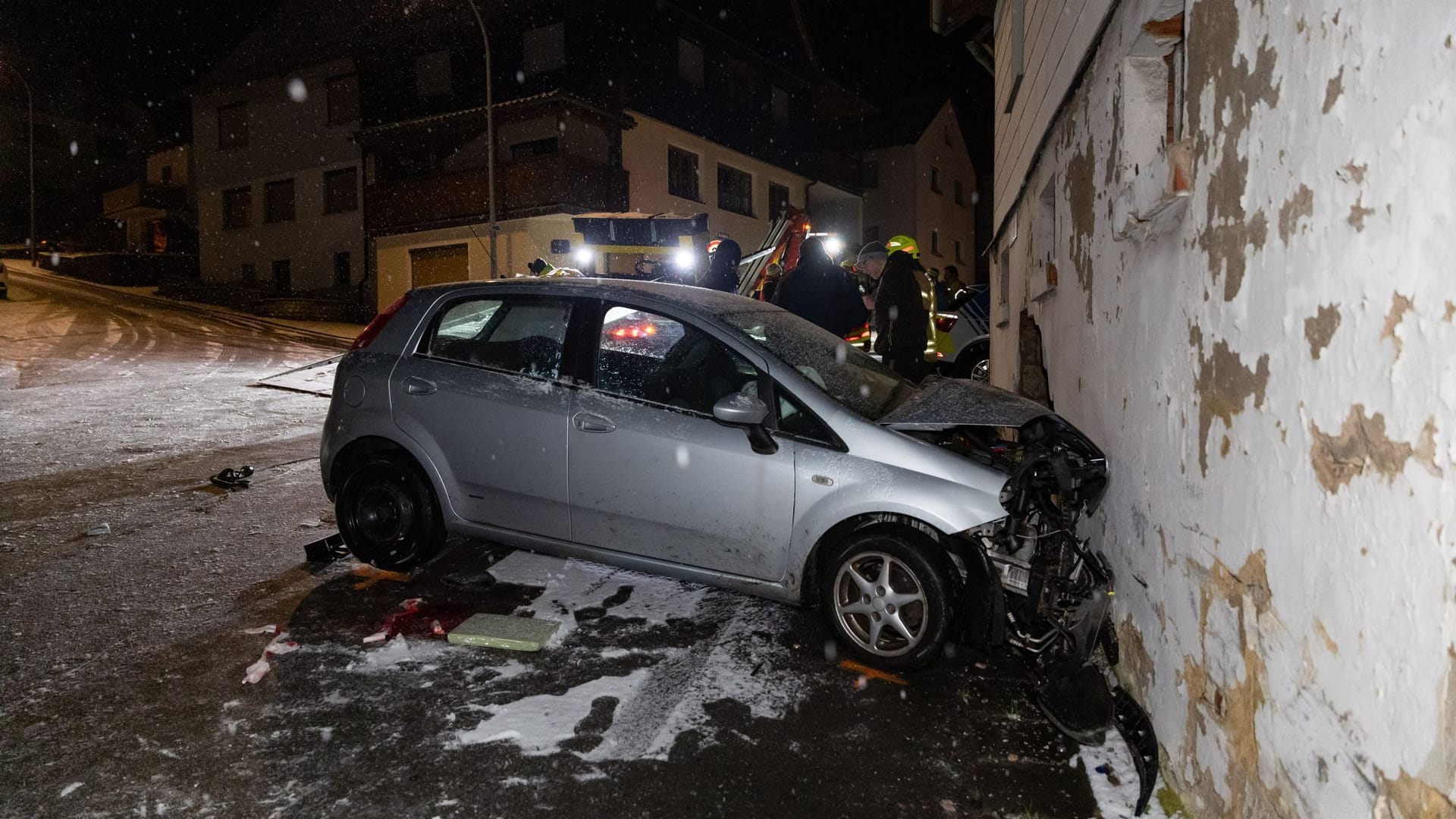 Haus nach Autounfall mit vier Verletzten einsturzgefährdet