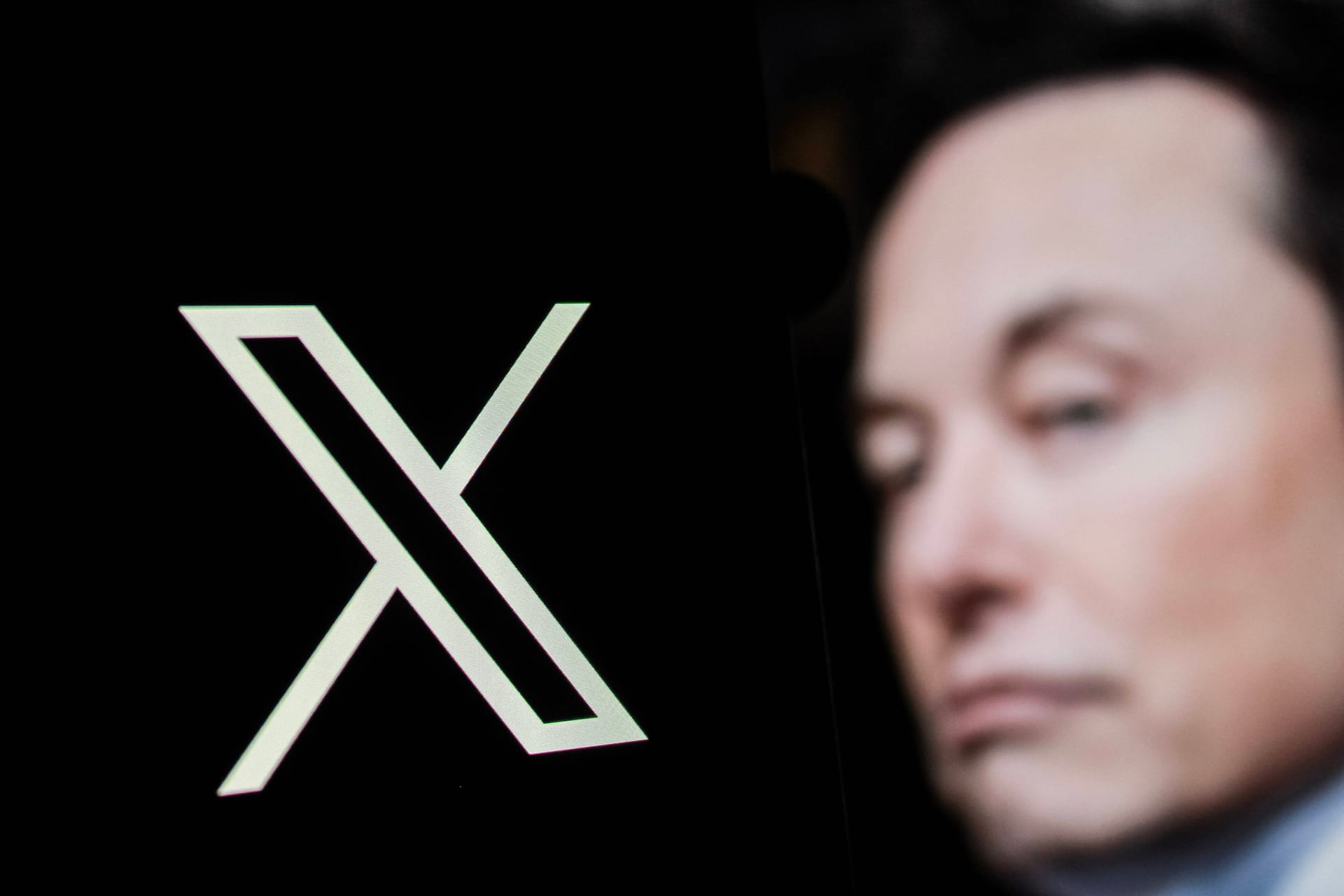 Eine Illustration zeigt das Logo der Plattform X und deren Eigentümer Elon Musk.