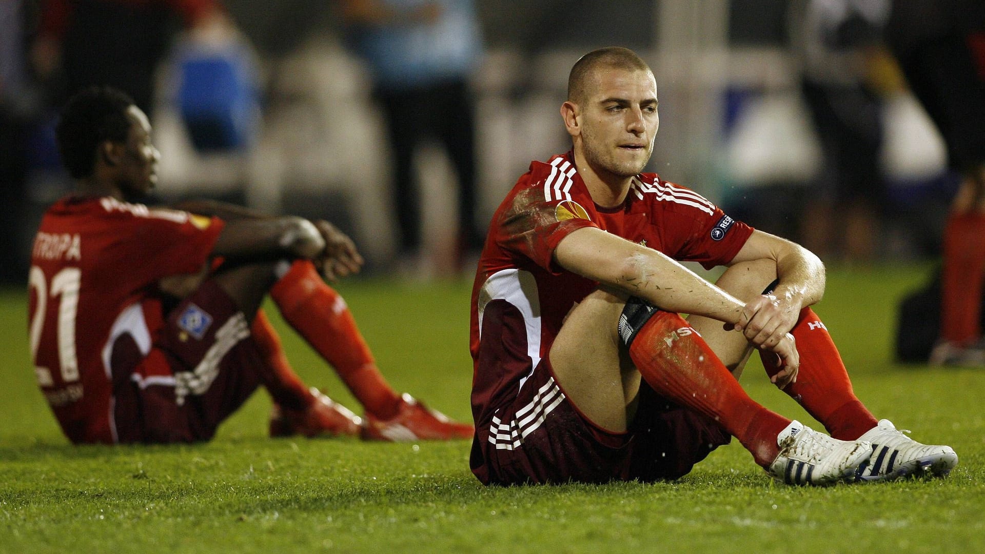 Große Enttäuschung bei Jonathan Pitroipa (l.) und Mladen Petric: In Fulham verspielt der HSV eine Führung und verpasst das Europa-League-Finale in Hamburg.