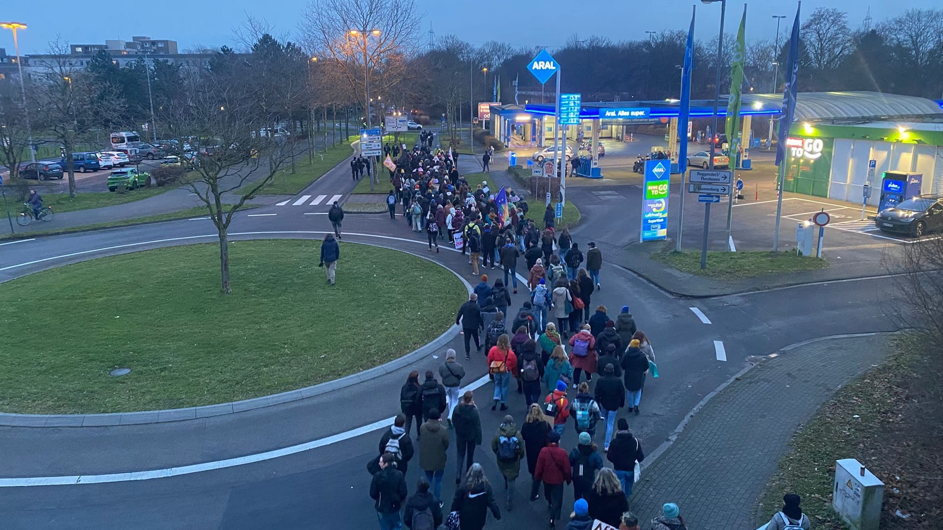 Protest in Köln: Der Demozug zieht durch Chorweiler.