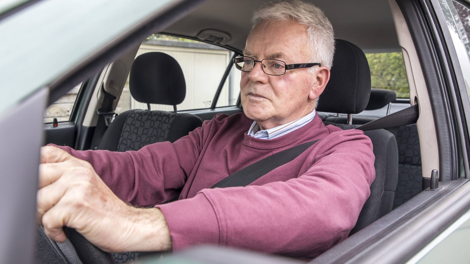 Konzentriert am Steuer: Ein guter Autofahrer sieht voraus, nicht nur geradeaus.