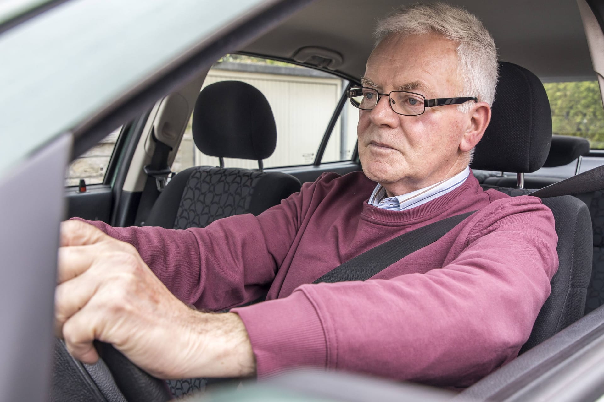 Konzentriert am Steuer: Ein guter Autofahrer sieht voraus, nicht nur geradeaus.