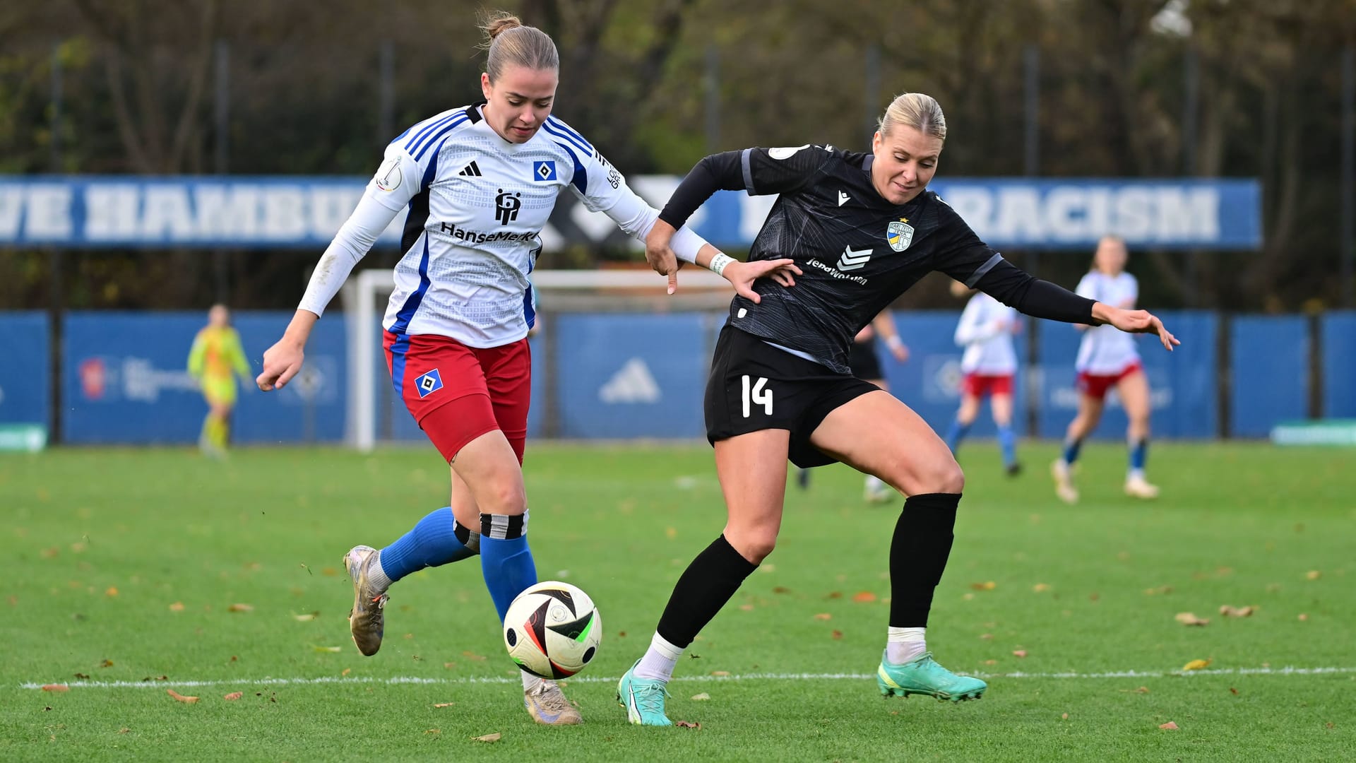 Dana Marquardt (l.) im Duell mit Jenas Anja Heuschkel (Archivbild): Die HSV-Stürmerin läuft künftig für Borussia Dortmund auf.