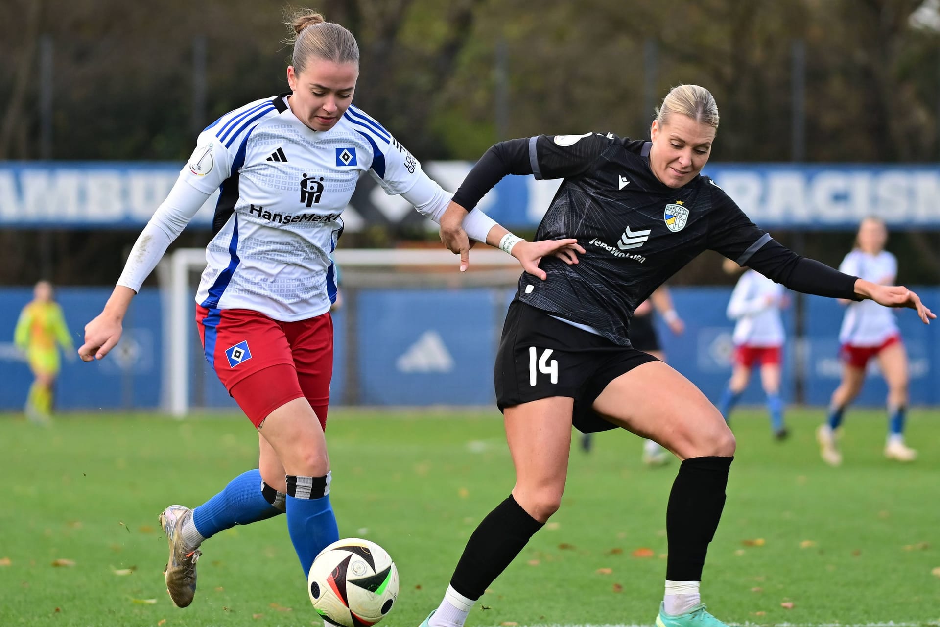 Dana Marquardt (l.) im Duell mit Jenas Anja Heuschkel (Archivbild): Die HSV-Stürmerin läuft künftig für Borussia Dortmund auf.