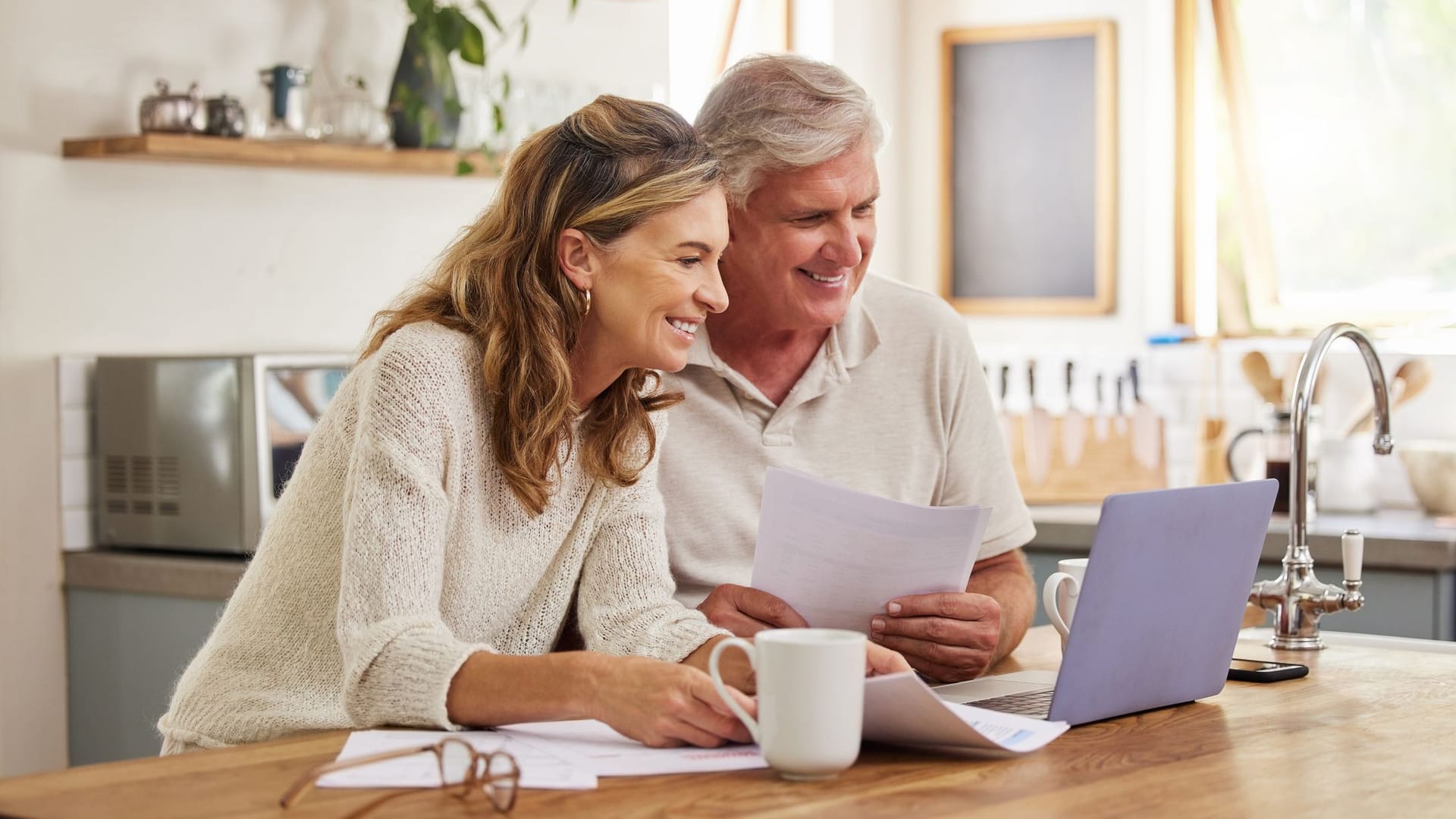 Rentnerpaar checkt seine Finanzen