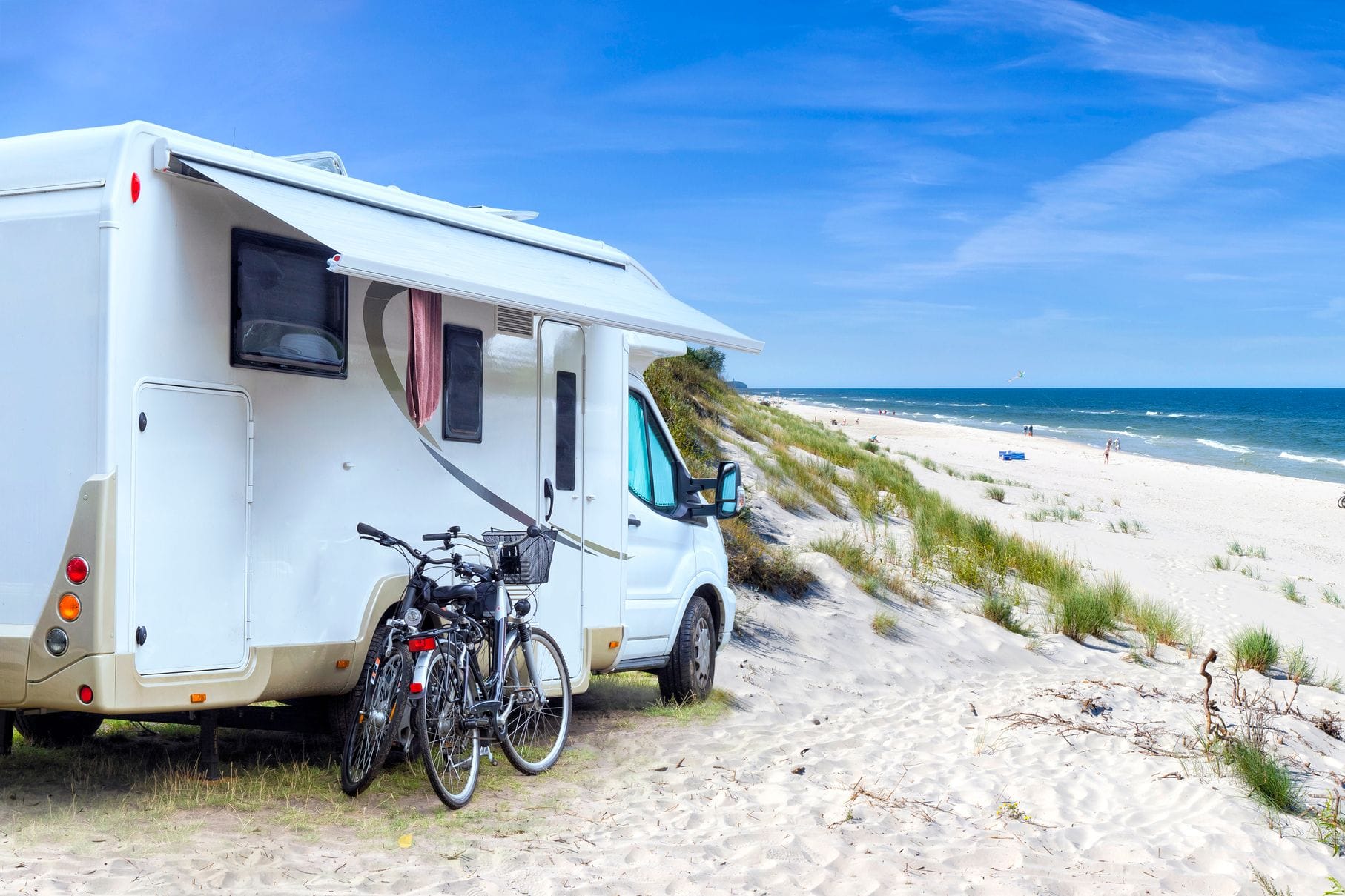 Wohnmobil parkt am Strand an der Ostsee