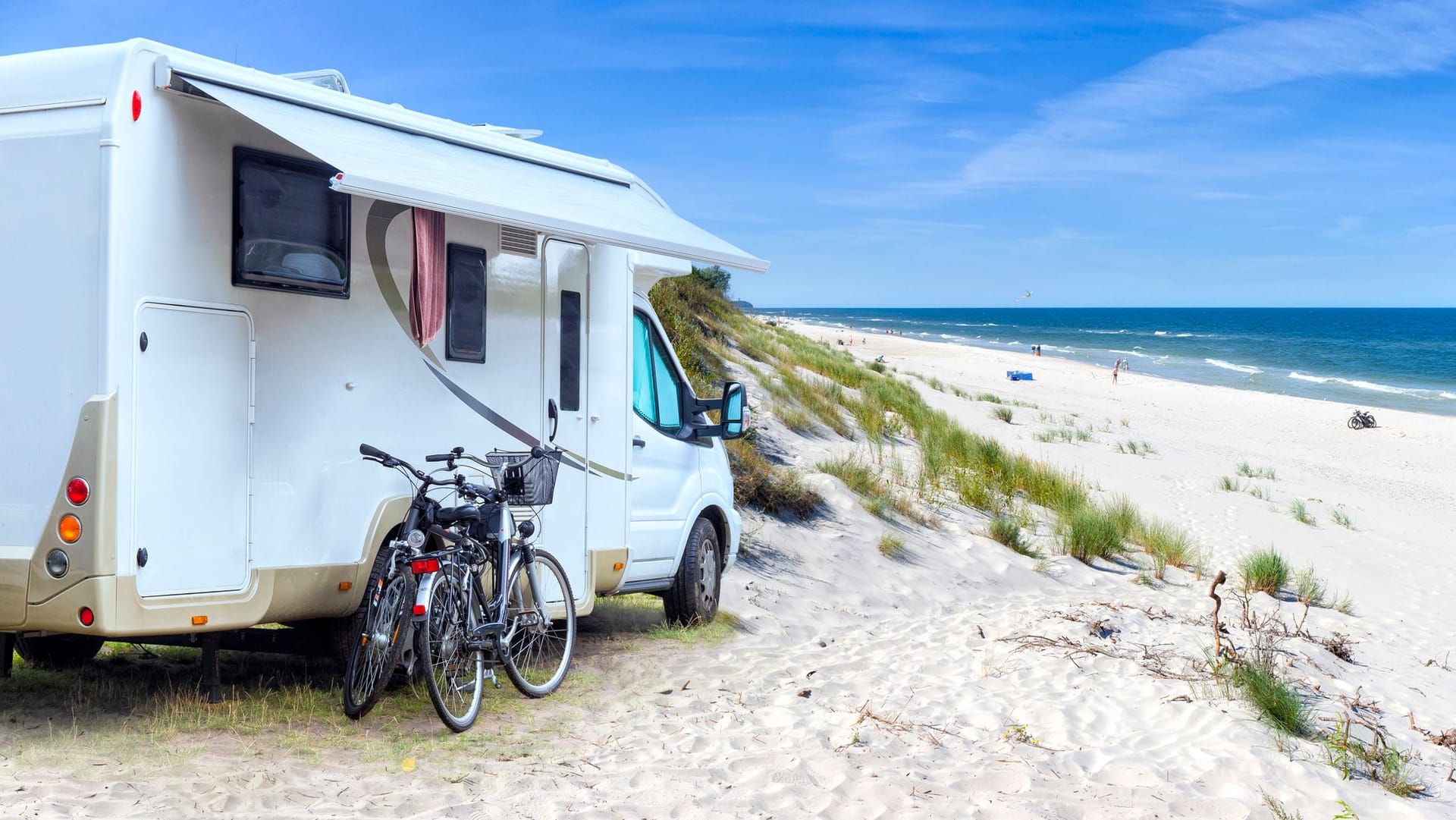 Wohnmobil parkt am Strand an der Ostsee