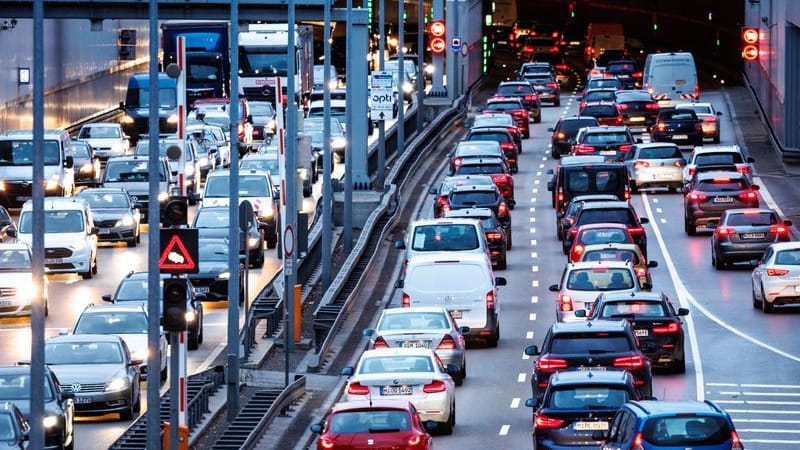 Der Verkehr staut sich im Berufsverkehr am Morgen am Tunnel Heckenstallerstraße auf dem Mittleren Ring: Düsseldorfer stehen im Schnitt 60 Stunden im Stau.