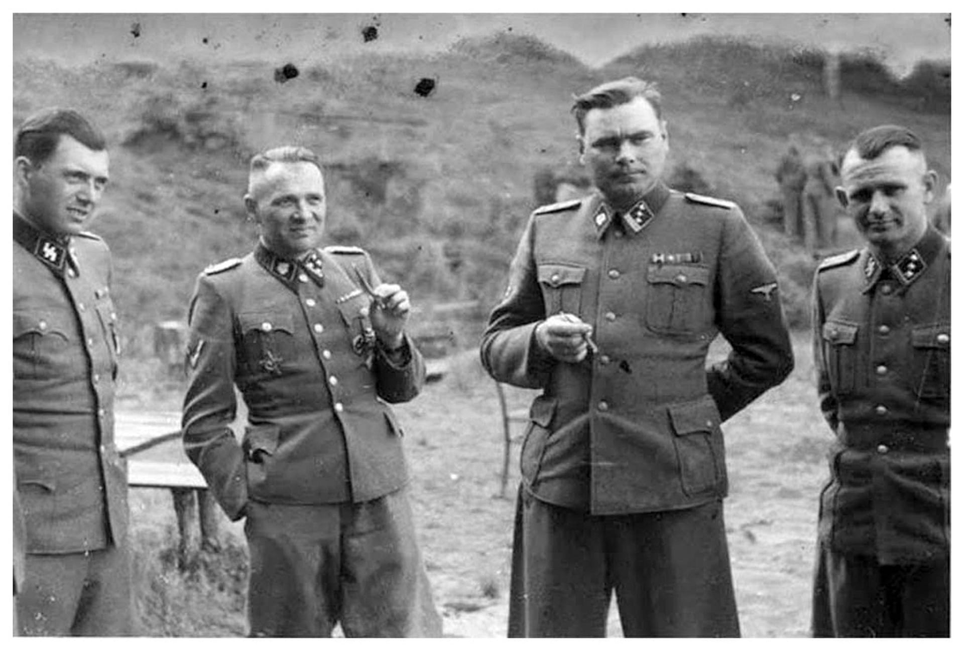 Auschwitz-Kommandant Rudolf Höß (Zweiter von links) neben den SS-Offizieren Josef Mengele (links) und Josef Kramer (rechts).