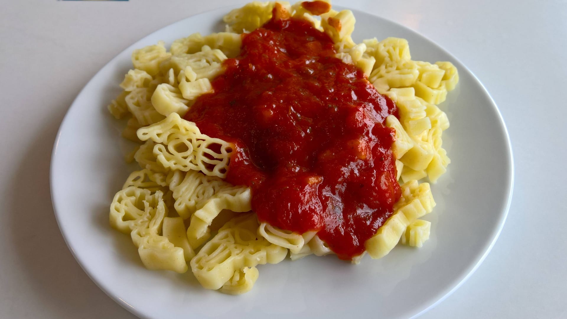 Ein typischer Kinderteller: Lustige Nudeln mit Tomatensoße. Die Portion ist extra klein (Symbolbild).