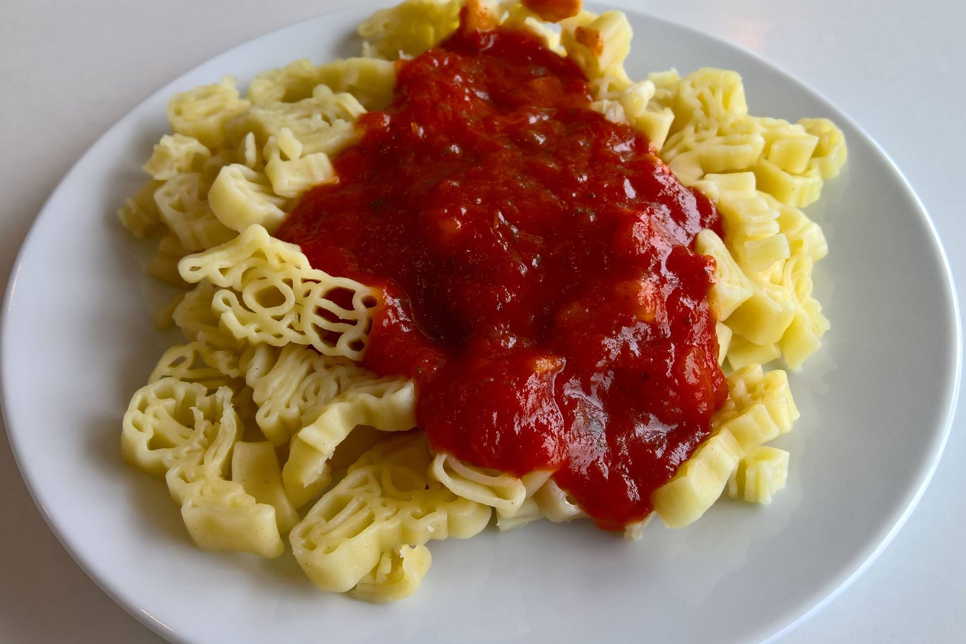 Ein typischer Kinderteller: Lustige Nudeln mit Tomatensoße. Die Portion ist extra klein (Symbolbild).