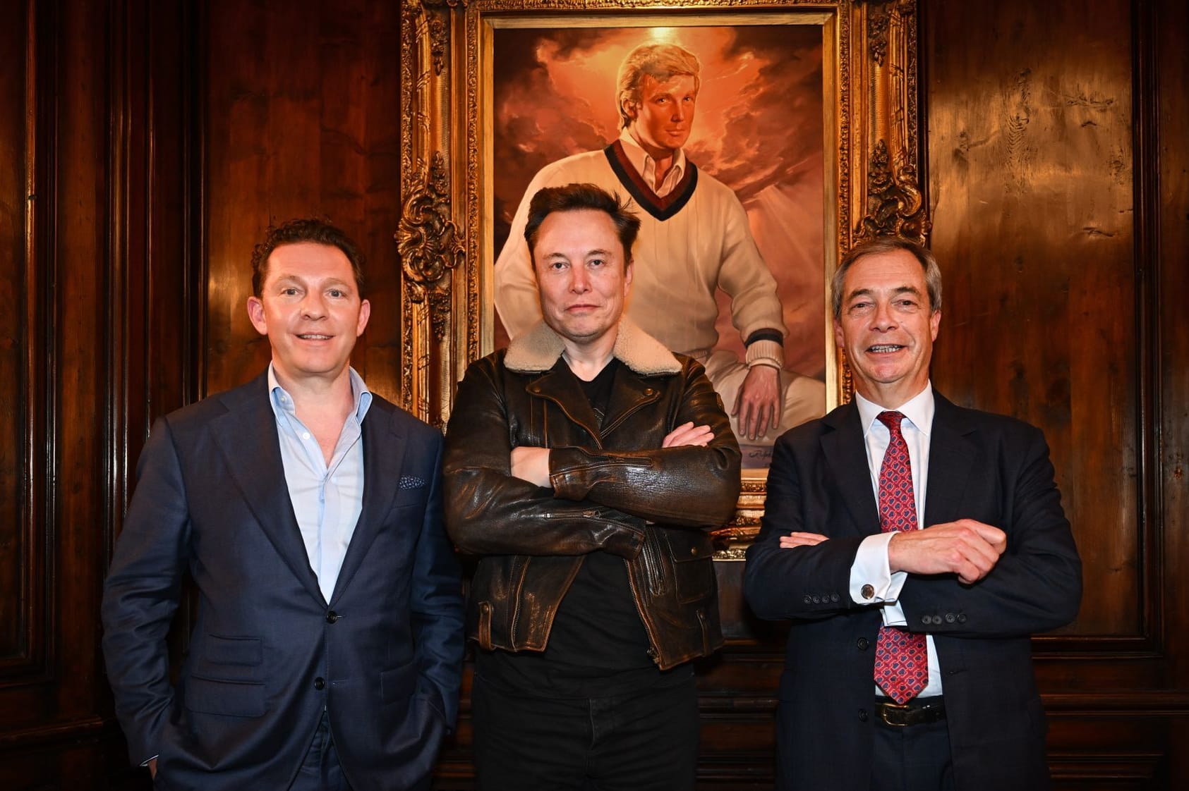 Musk (M) mit Nigel Farage (r) und dem Schatzmeister der britischen Reform-Partei, Nick Candy: In Trumps Privatresidenz residiert nun auch Musk.