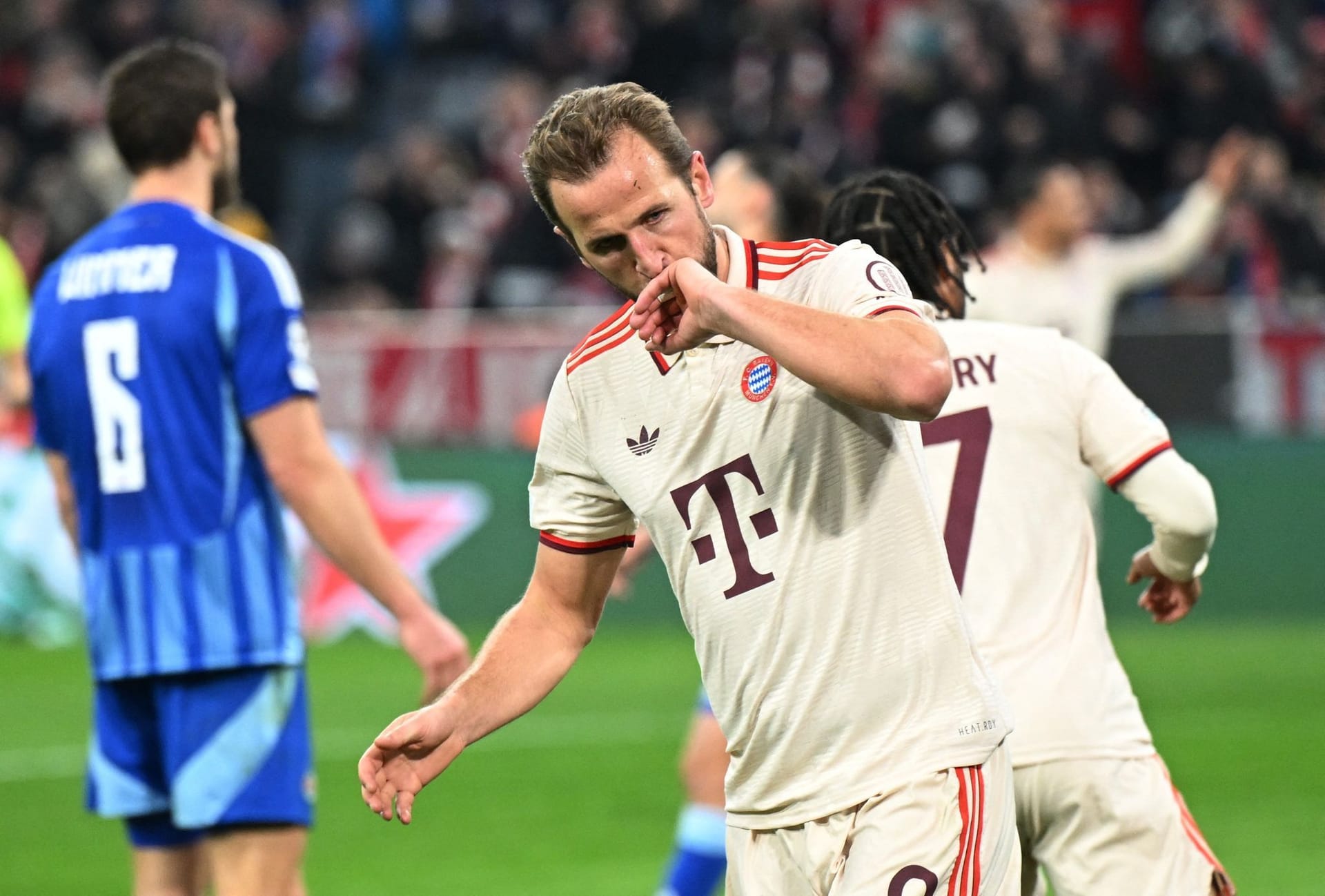 Harry Kane: Machte sein 51. Champions-League-Spiel. Fand nur schwer in die Partie. Köpfte in guter Position knapp am Ball vorbei (36.). Stanišić nahm ihm eine gute Kopfballchance (42.). Traf dann zum 2:0. Sein 24. Tor im 26. Pflichtspiel – und sein 6. in der Champions League. Am 3:0 beteiligt. Note 2