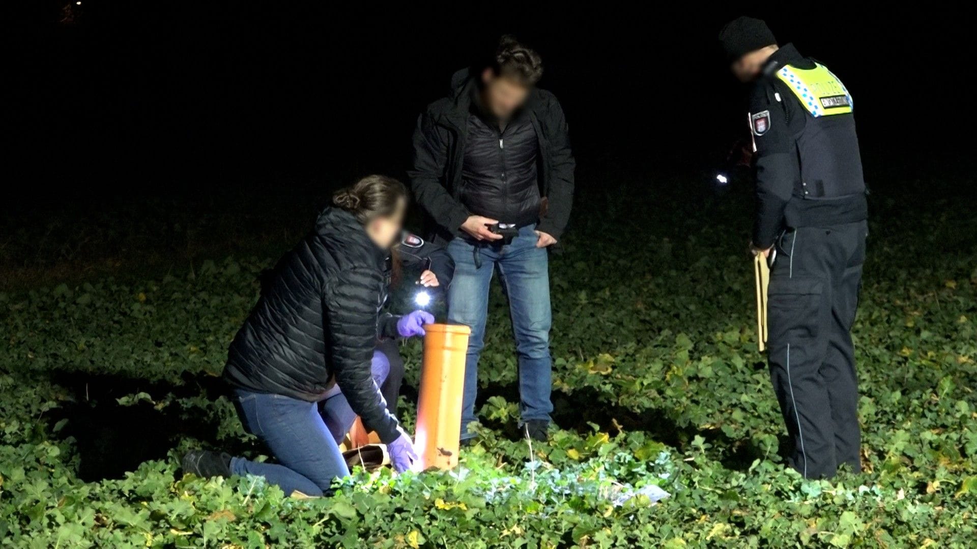 Spezialisten schauen sich die Überreste einer Kugelbombe auf einem Feld nördlich des Ochsenwerder Elbdeich an: Dort ist in der Silvesternacht ein junger Mann ums Leben gekommen.