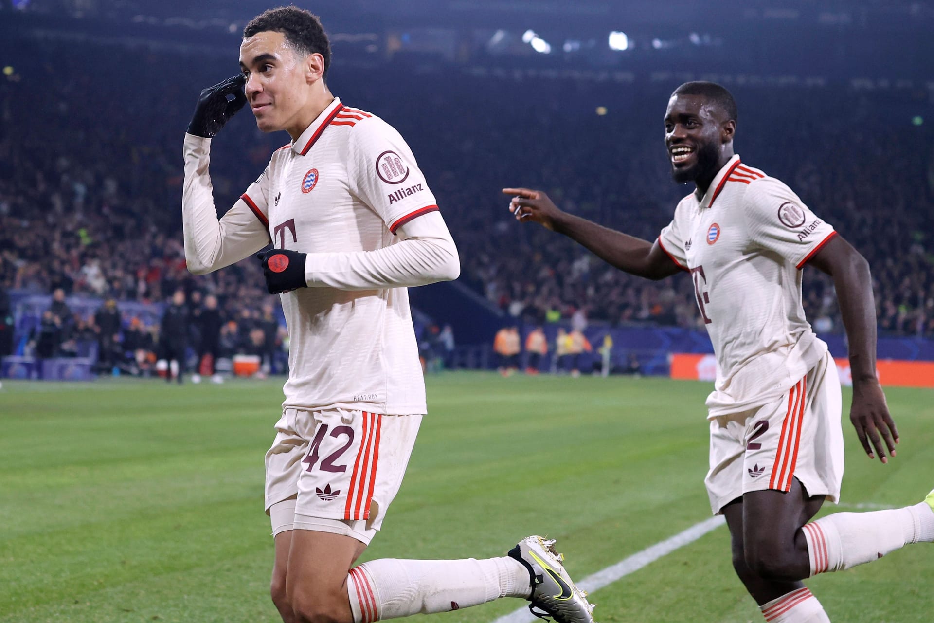 Jamal Musiala (l.) und Dayot Upamecano.