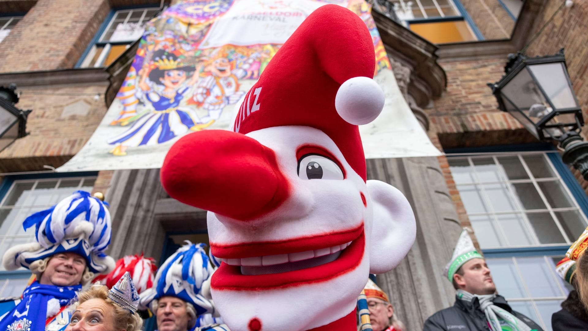 Mit einer großen Party in der Altstadt zum 200. Geburtstag des Düsseldorfer Karnevals haben sich die Narren schon für Rosenmontag in Stimmung gebracht.