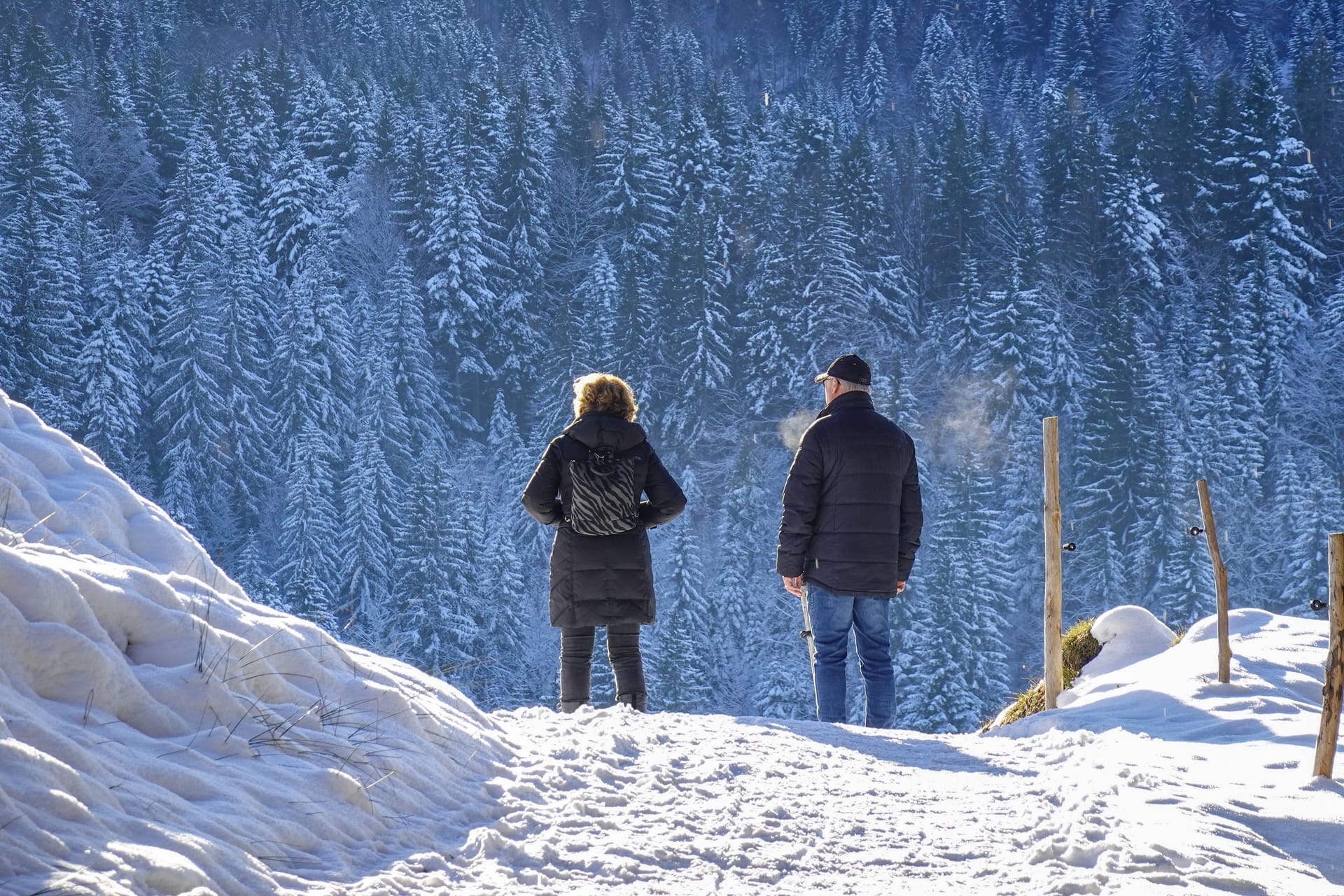 Wandersleute in Oberstaufen im Allgäu: Im Winter sollten speziell auf Kleidung und Ausrüstung geachtet werden.