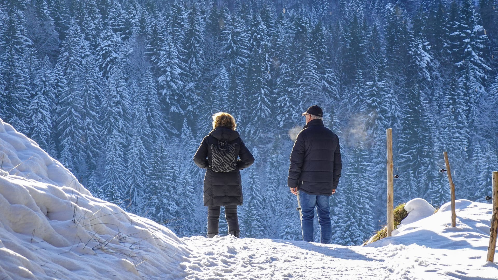 Wandersleute in Oberstaufen im Allgäu: Im Winter sollten speziell auf Kleidung und Ausrüstung geachtet werden.