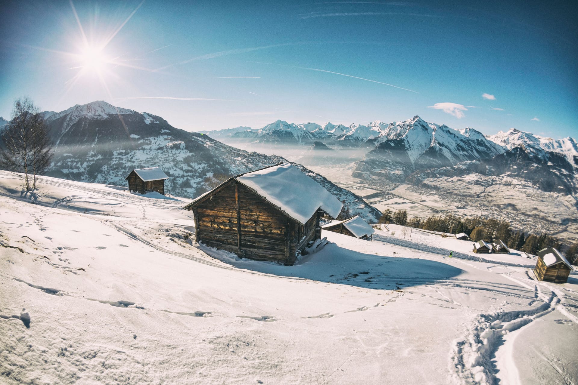 Wintersonne und Schnee: Veysonnaz in den Schweizer Alpen lockt mit kostenlosen Parkplätzen.