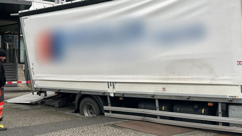 Ein Lkw ist am Ernst Reuter Platz in ein Loch im Belag eingebrochen. (zu dpa: «Lkw bricht in Gehweg ein - Ursache unklar»)