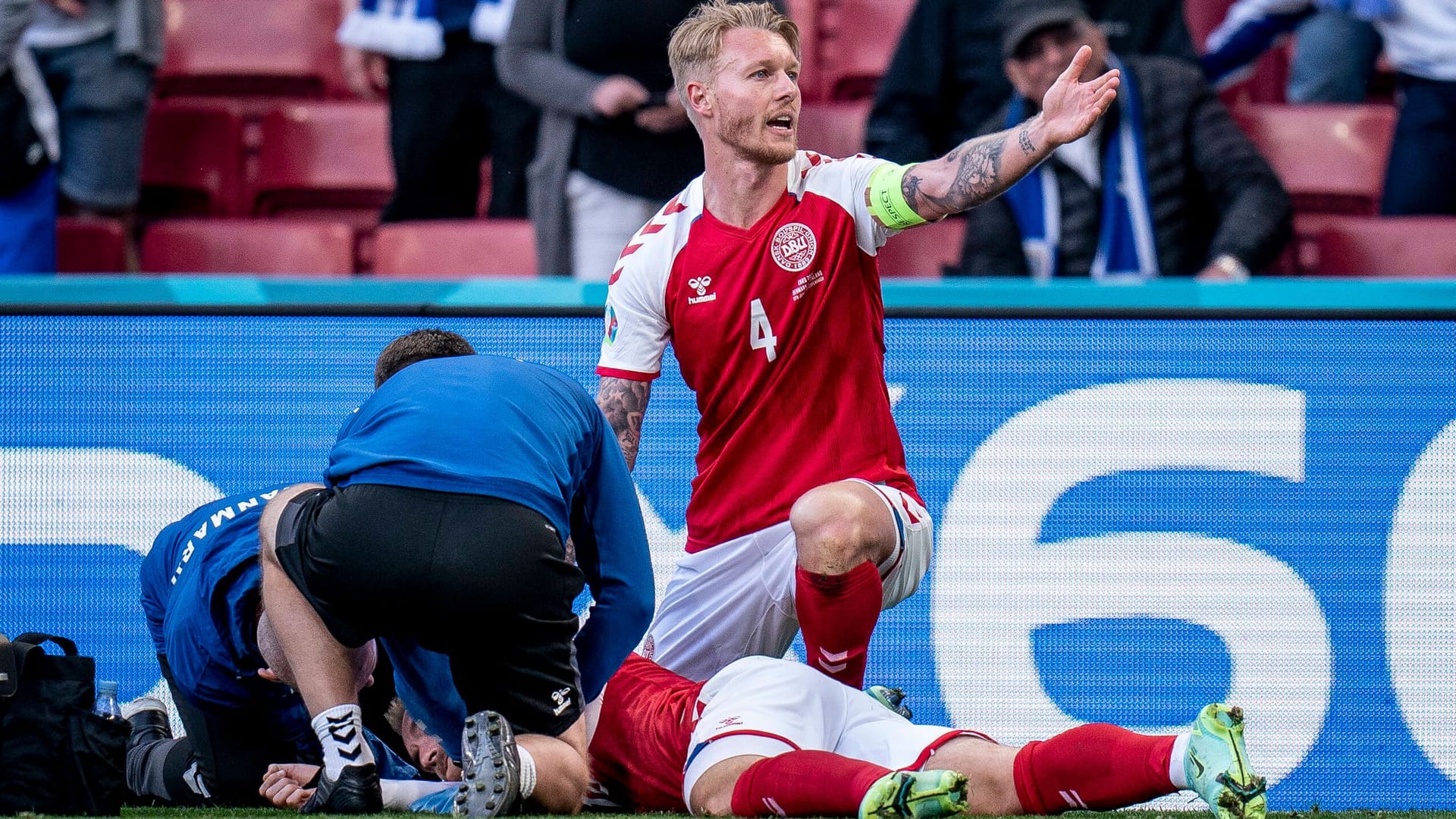 Eine unvergessene Szene: Simon Kjaer (oben rechts) kümmert sich um seinen am Boden liegenden Teamkollegen Christian Eriksen.