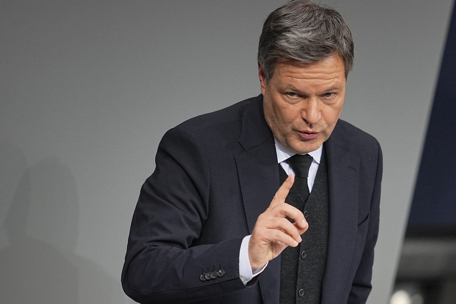 Robert Habeck spricht im Bundestag. Er hatte Friedrich Merz um Gespräche zur Migrationspolitik gebeten. (Archivbild)