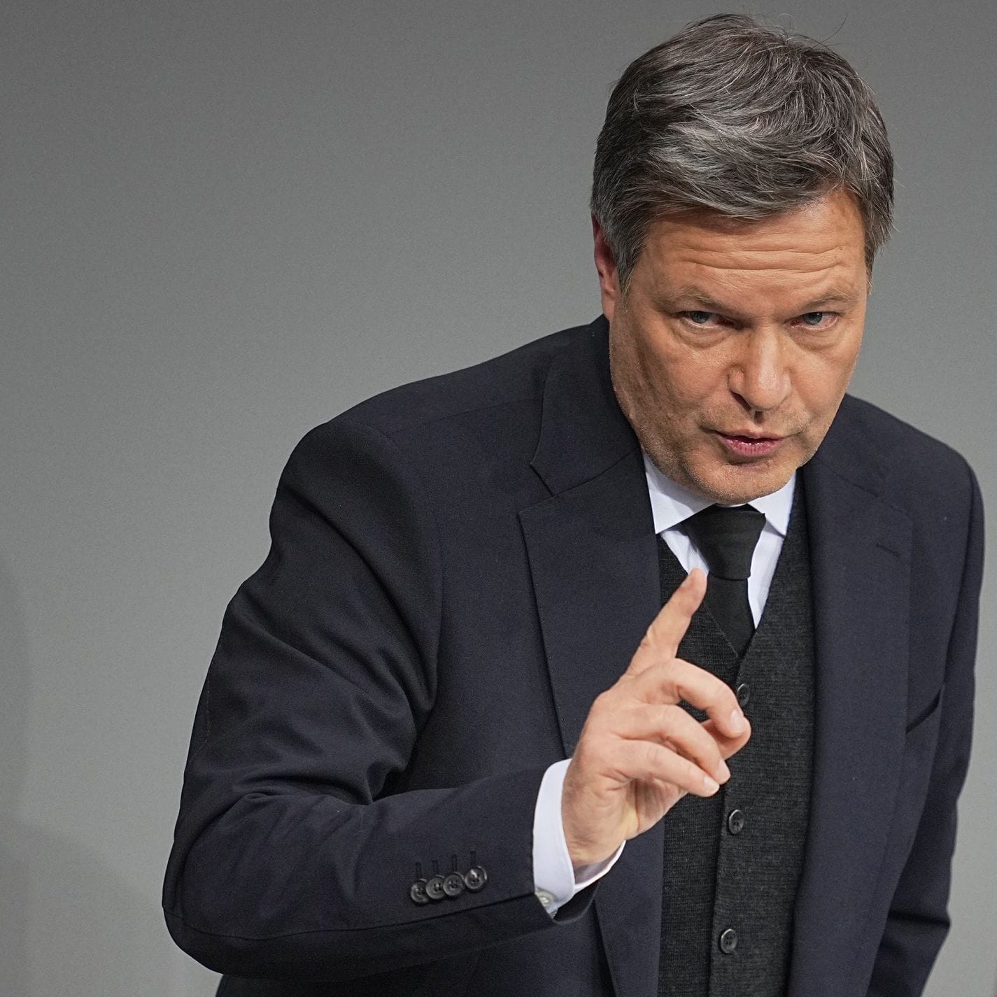 Robert Habeck spricht im Bundestag. Er hatte Friedrich Merz um Gespräche zur Migrationspolitik gebeten. (Archivbild)