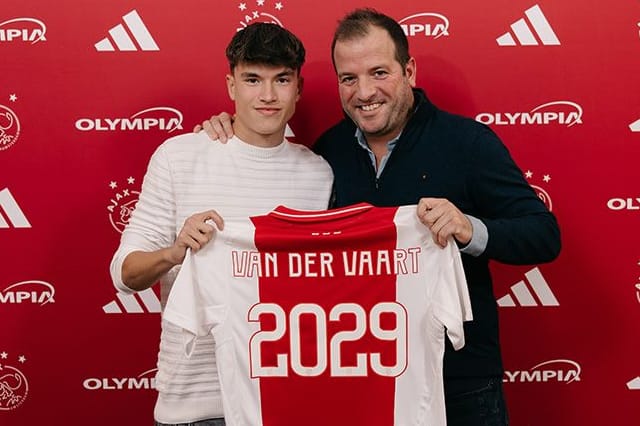 Damian Van der Vaart (l.) und Papa Rafael: Der 18-Jährige hat bei Ajax Amsterdam einen neuen langfristigen Vertrag unterschrieben.