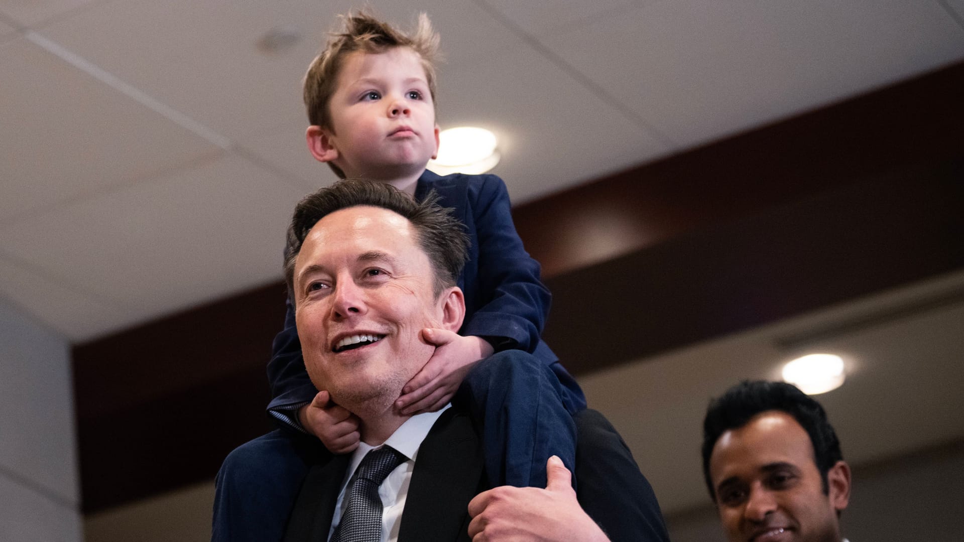 Tech-Milliardär Elon Musk mit seinem Sohn: Es gibt Hinweise darauf, dass Musk seinen Artikel in der "Welt am Sonntag" nicht selbst geschrieben hat.