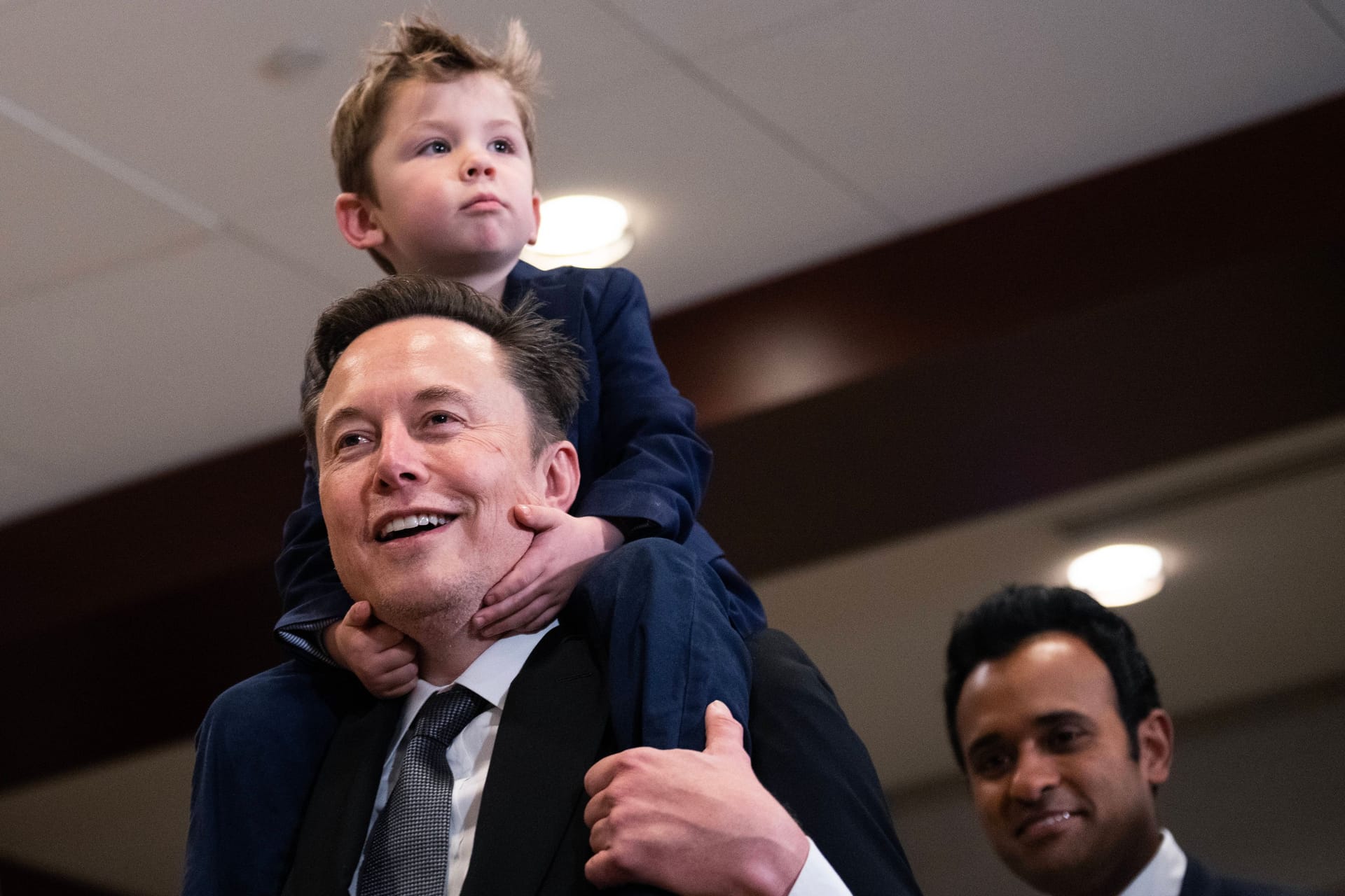 Tech-Milliardär Elon Musk mit seinem Sohn: Es gibt Hinweise darauf, dass Musk seinen Artikel in der "Welt am Sonntag" nicht selbst geschrieben hat.