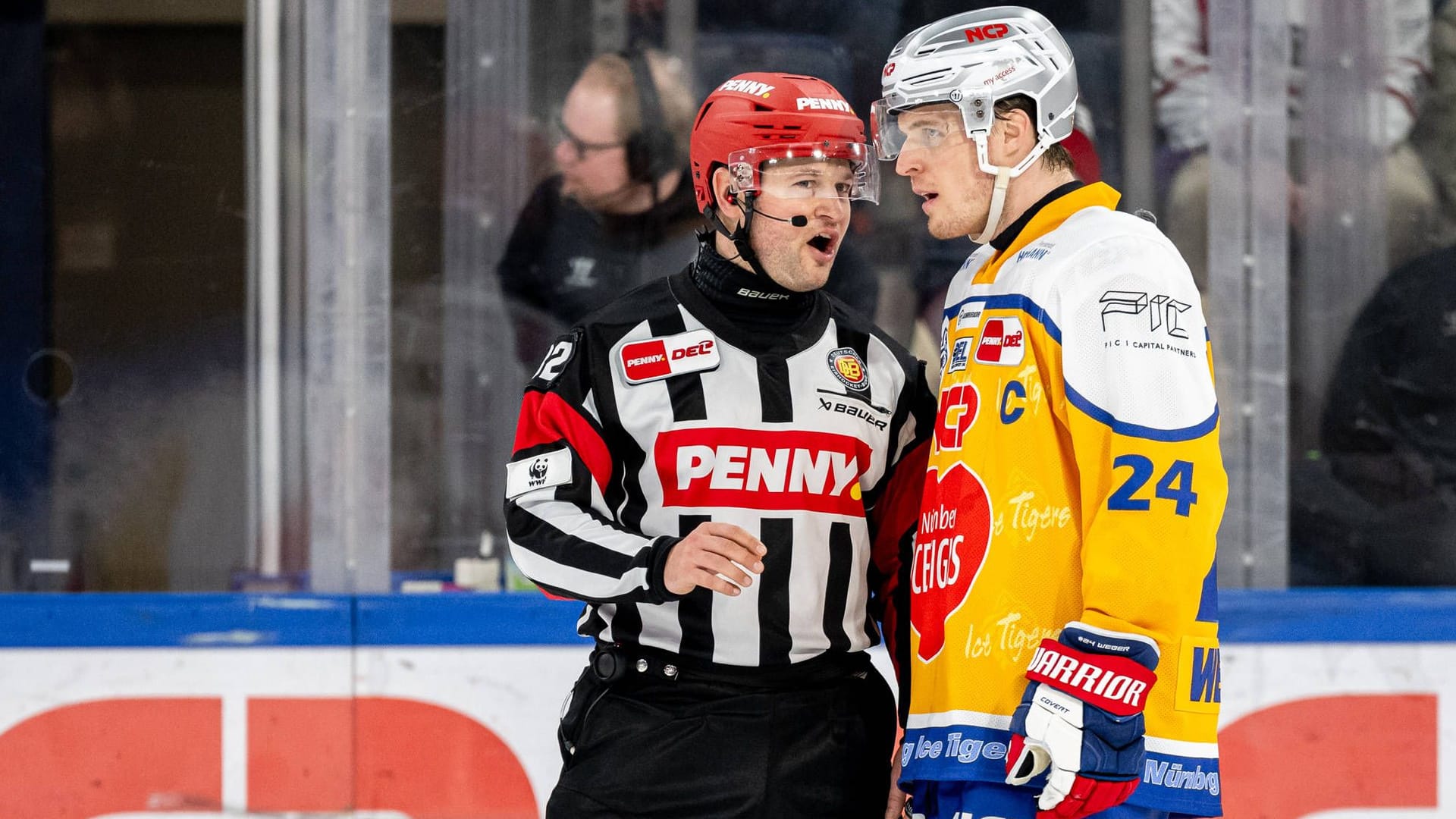 Schiedsrichter Achim Moosberger (l.) im Gespräch mit Marcus Weber von den Ice Tigers.