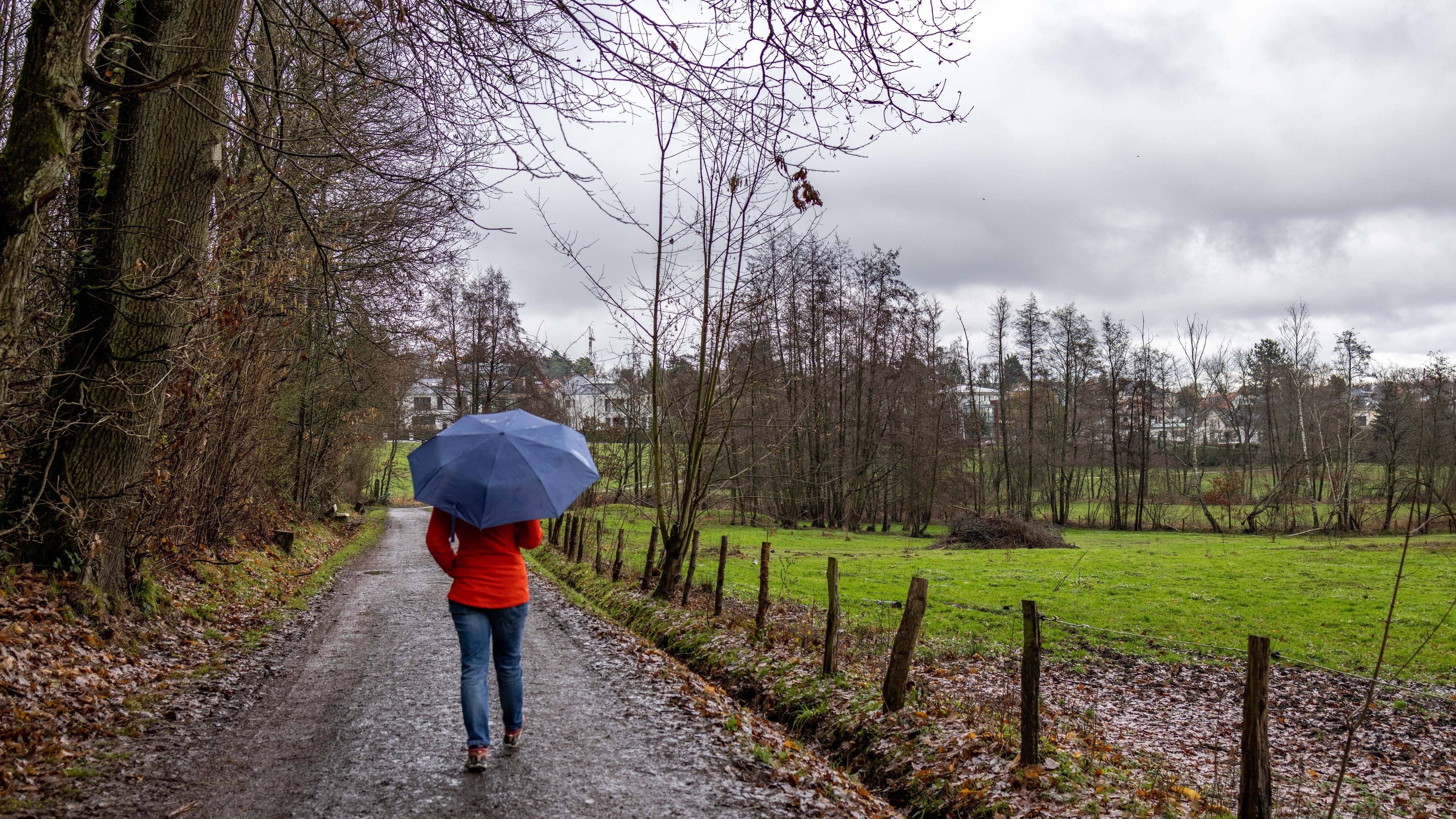 Abschied vom Winterwetter (Archivbild): Es wird deutlich milder, gleichzeitig zieht Regen auf.