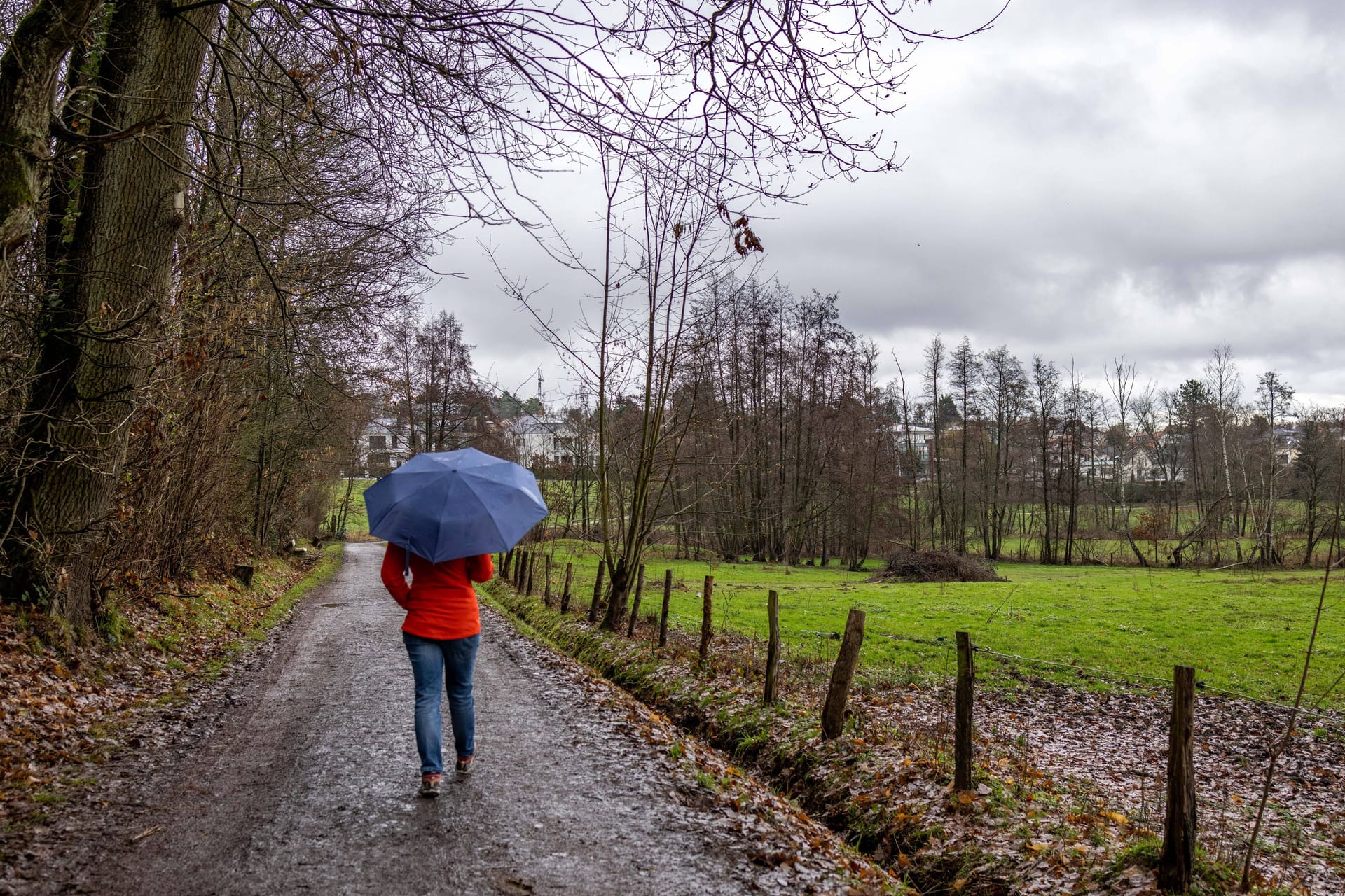 Abschied vom Winterwetter (Archivbild): Es wird deutlich milder, gleichzeitig zieht Regen auf.