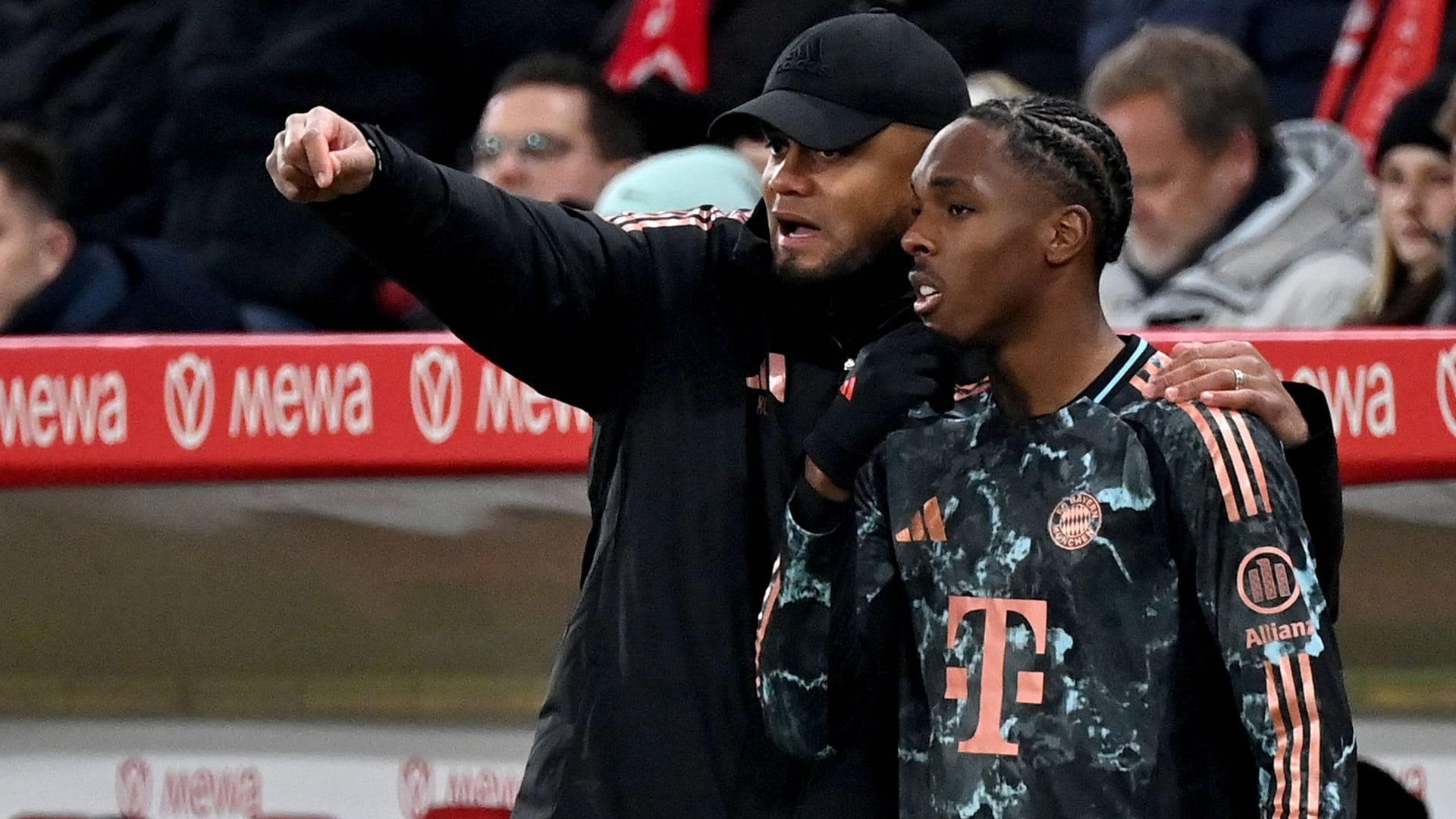 Bayern-Trainer Kompany, Spieler Tel (v. li.): Bisher keine Traum-Konstellation für den jungen Angreifer.