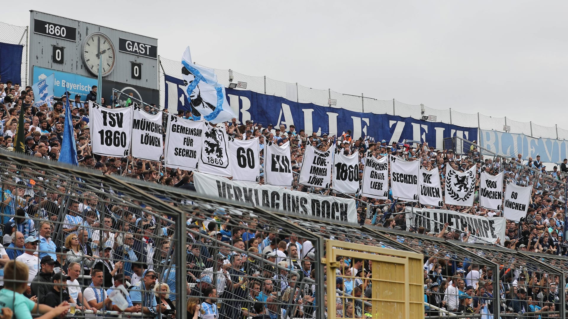 Die Fans von 1860 München haben eine klare Botschaft an Anthony Power (Archivbild): Vorausgegangen war ein Streit um die Nutzung des "Löwen"-Logos.