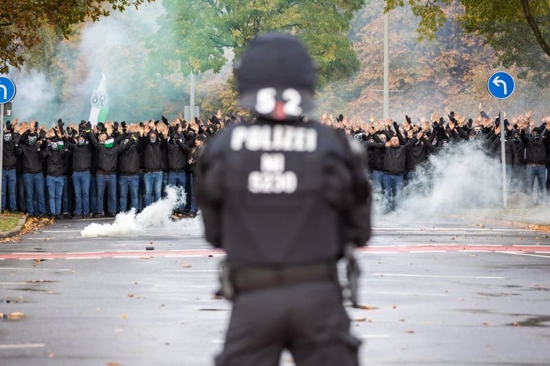 Fußball: 2. Bundesliga, Hannover 96 - Eintracht Braunschweig, 12. Spieltag. Fanmarsch von Fans von Hannover 96 zum Stadion. Die Polizei begleitet das als Hochrisikospiel eingestufte Derby mit einem Großaufgebot.