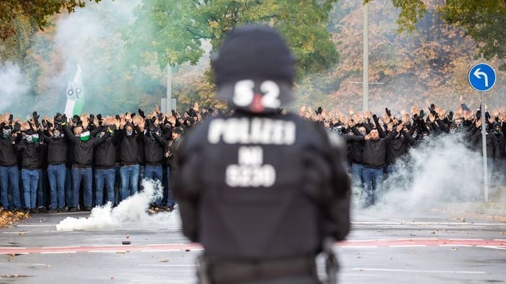 Fußball: 2. Bundesliga, Hannover 96 - Eintracht Braunschweig, 12. Spieltag. Fanmarsch von Fans von Hannover 96 zum Stadion. Die Polizei begleitet das als Hochrisikospiel eingestufte Derby mit einem Großaufgebot.