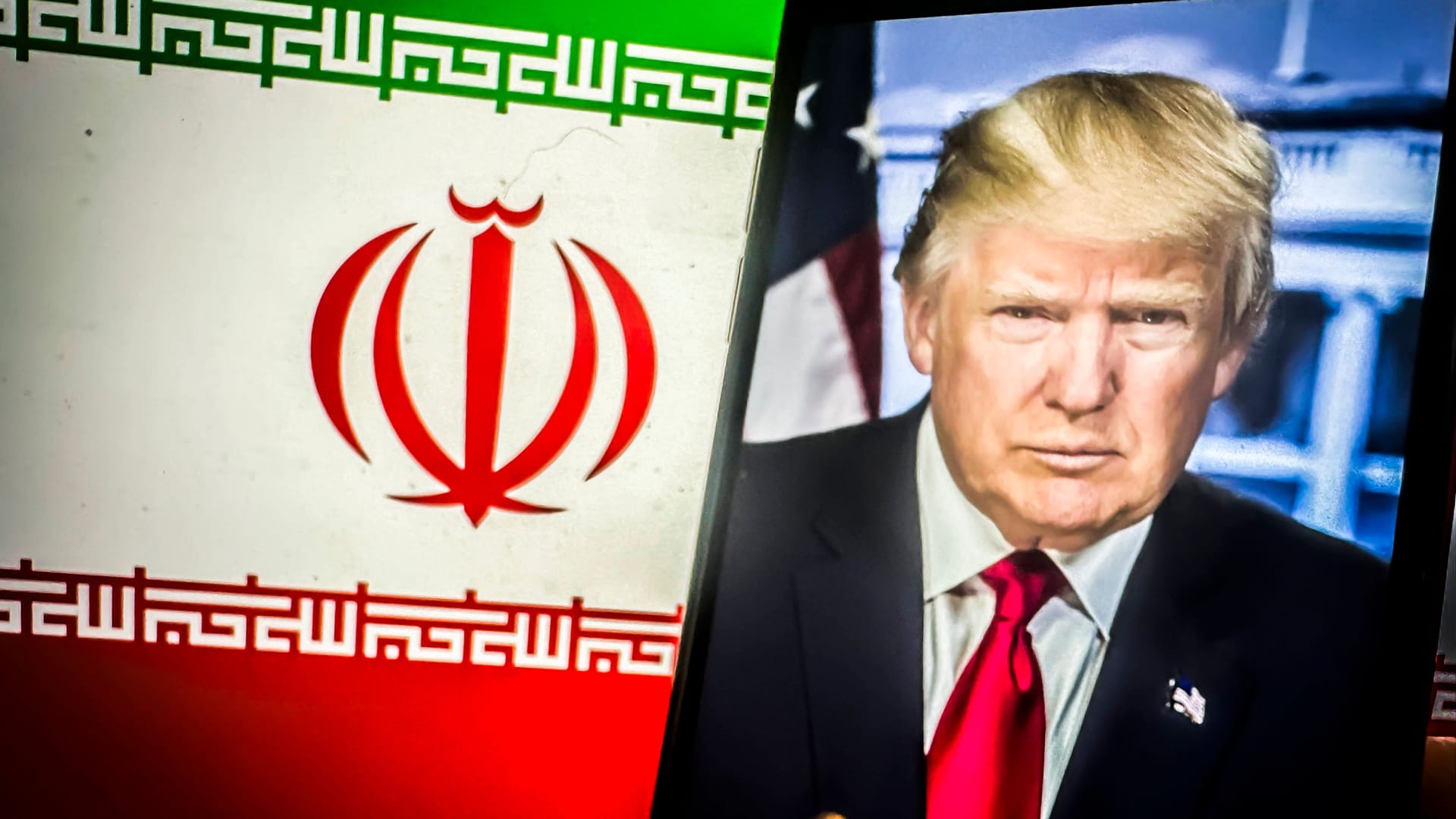 Illustration: Donald Trump neben der Flagge des Iran. Der designierte US-Präsident geht schon vor Amtsantritt auf Konfrontationskurs zum Mullah-Regime.