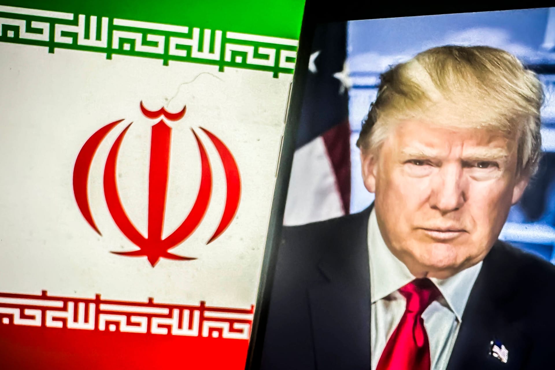 Illustration: Donald Trump neben der Flagge des Iran. Der designierte US-Präsident geht schon vor Amtsantritt auf Konfrontationskurs zum Mullah-Regime.