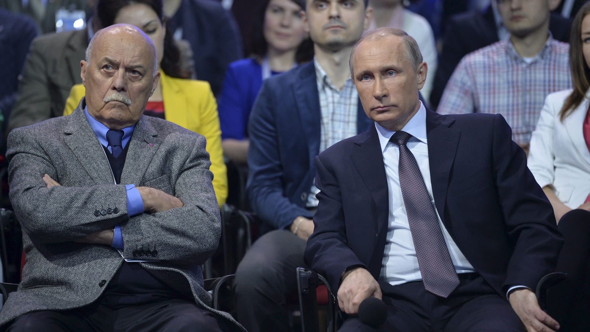 Russlands Machthaber mit dem Regisseur Stanislaw Govoruchin (l) bei einer Filmvorfühurng im Jahr 2015.