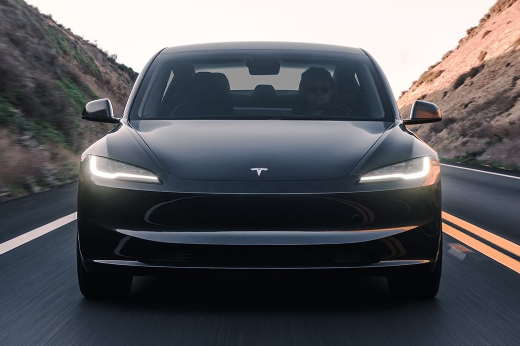 Tesla Model 3: Touchflächen am Lenkrad machen wichtige Funktionen schwierig bedienbar.