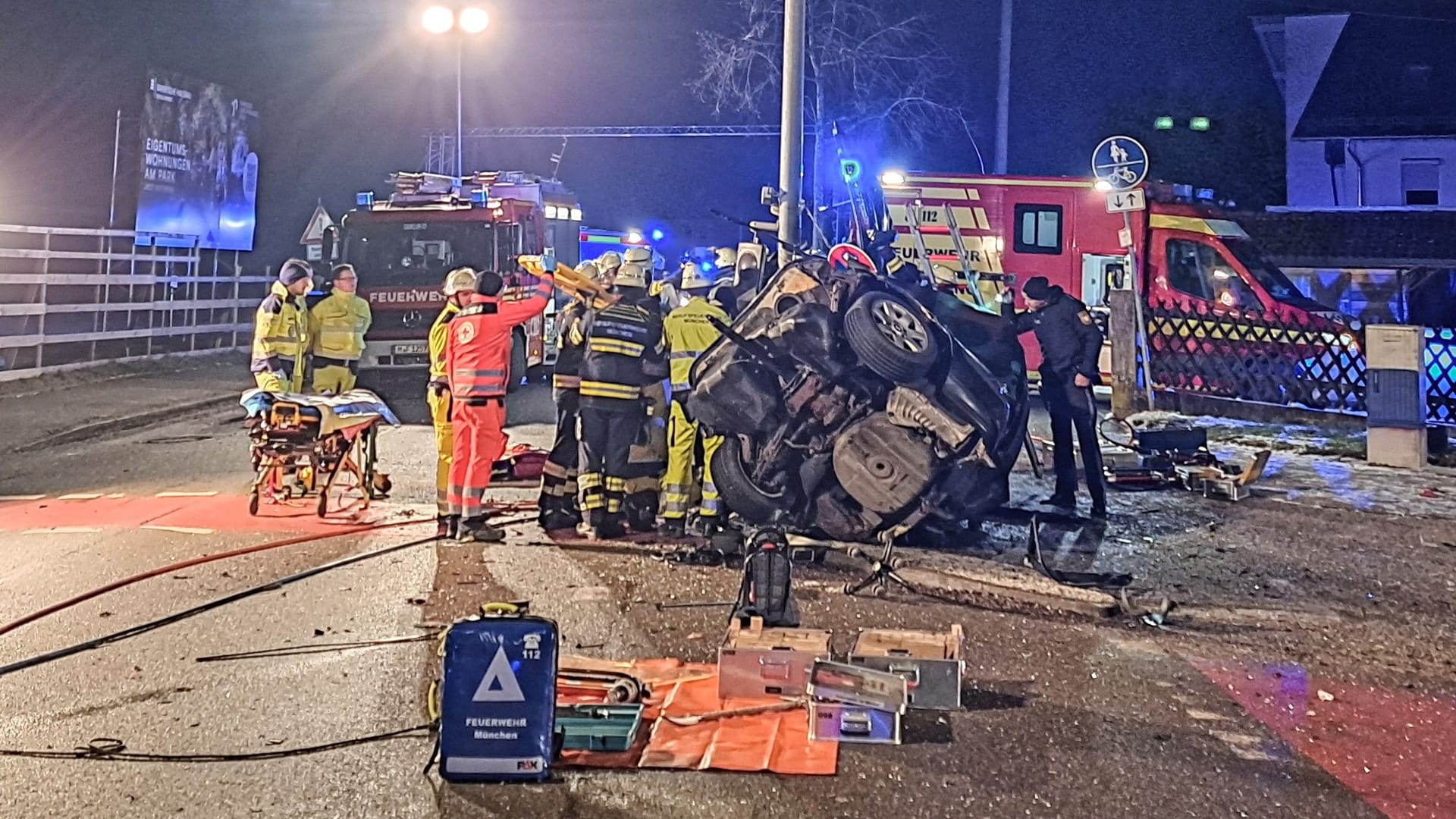 Retter an der Unfallstelle: Die Kreuzung war rund eineinhalb Stunden gesperrt.