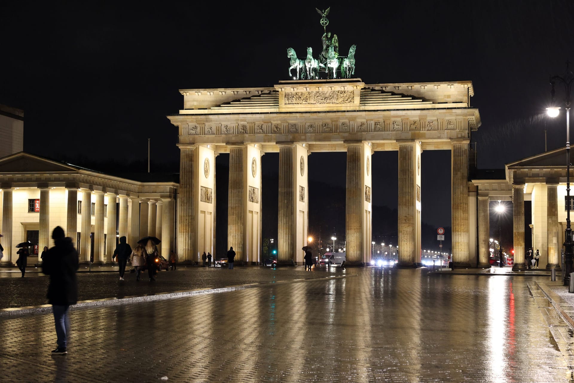 19.11.2024, Berlin - Deutschland. Brandenburger Tor nachts bei Regen. 19.11.2024, Berlin - Deutschland. Brandenburger Tor nachts bei Regen.