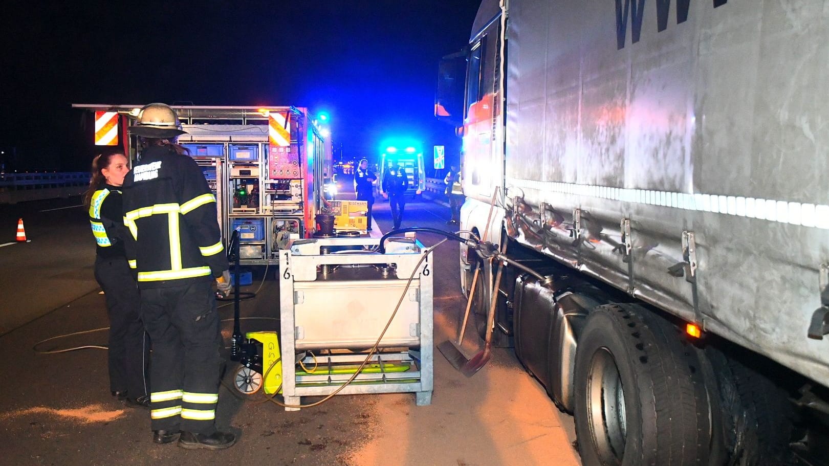 Hamburg Moorburg - Reifenplatzer am LKW reißt Tank auf - 500 Liter Diesel ausgelaufen - A7 gesperrt