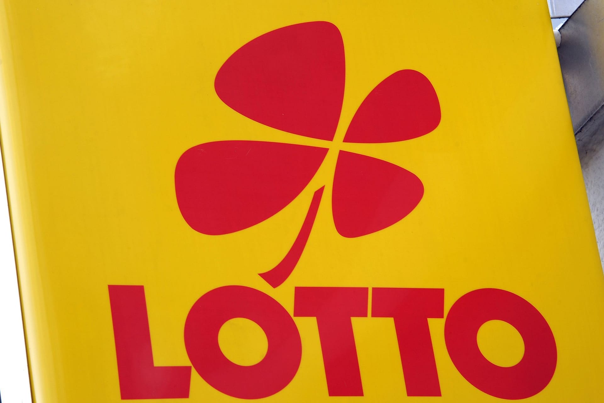 Ein Werbeschild für Lotto