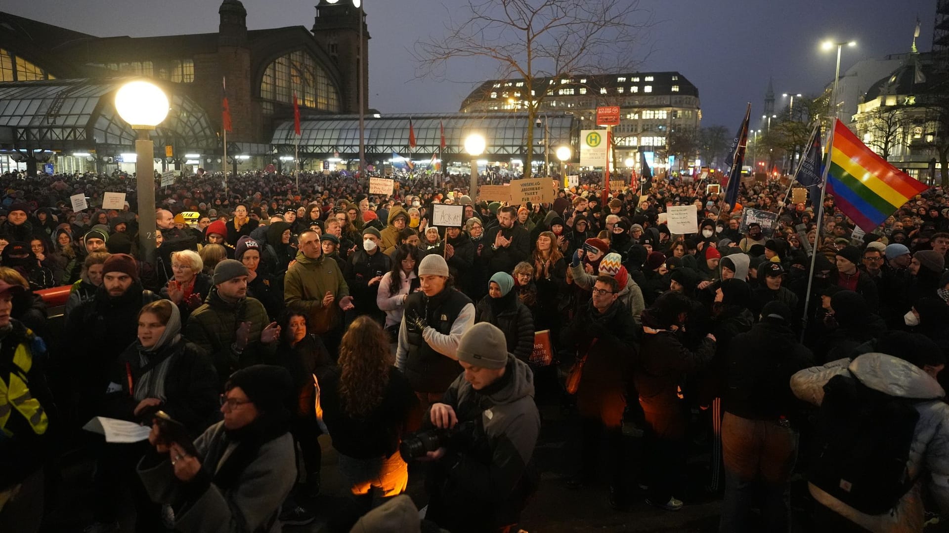 Motto "Alle gemeinsam gegen die AfD": Tausende Hamburger haben sich in der Stadt zum Protest gegen Alice Weidel versammelt.