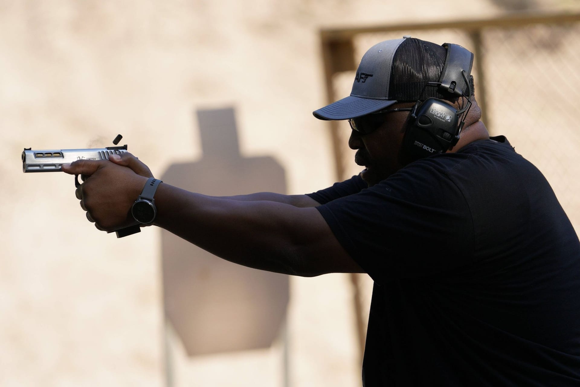 Ein Mitglied der Black Gun Owners and Education trainiert auf einem Schießstand in Florida.