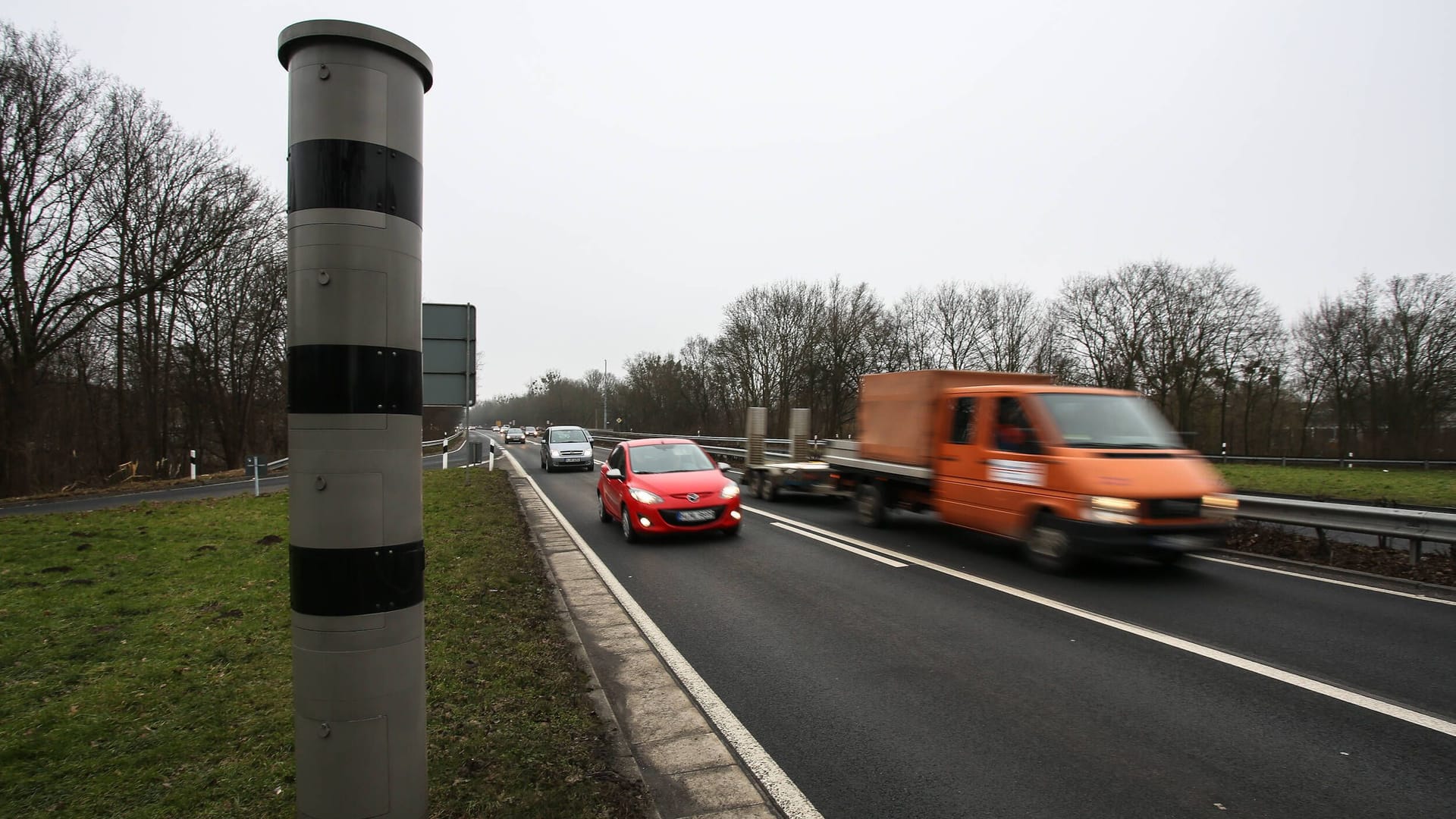 Der Blitzer auf dem Westschnellweg Höhe Limmerstraße löste 2024 viele Tausend Mal aus.