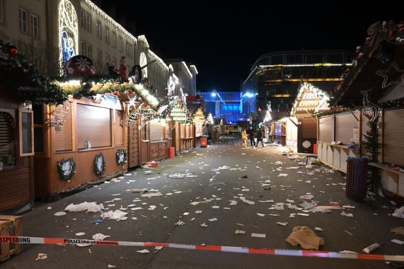 Ein Blick auf den abgesperrten Weihnachtsmarkt in Magdeburg (Archivbild): Auf dem Weihnachtsmarkt fuhr ein Autofahrer in eine Menschengruppe.