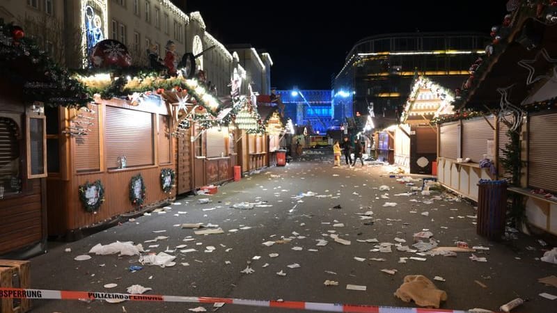 Ein Blick auf den abgesperrten Weihnachtsmarkt in Magdeburg (Archivbild): Auf dem Weihnachtsmarkt fuhr ein Autofahrer in eine Menschengruppe.